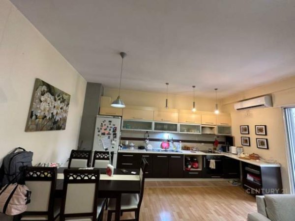 Tirane, shitet apartament Kati 2, 115 m² 205.000 Euro (Prane Pizzeria Pavarotit, Liqeni i Tiranes Tirana, Albania)