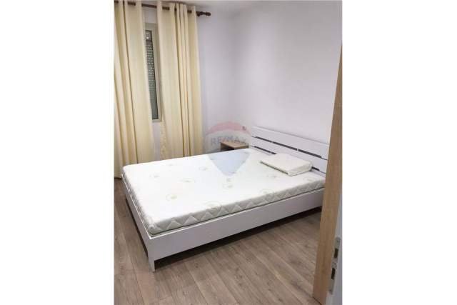Tirane, jepet me qera apartament 2+1 Kati 2, 75 m² 450 Euro (Rruga Kavajes)