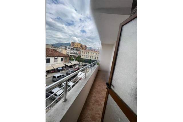 Tirane, jepet me qera apartament 1+1 Kati 3, 70 m² 400 Euro (rrug ae Dibres)