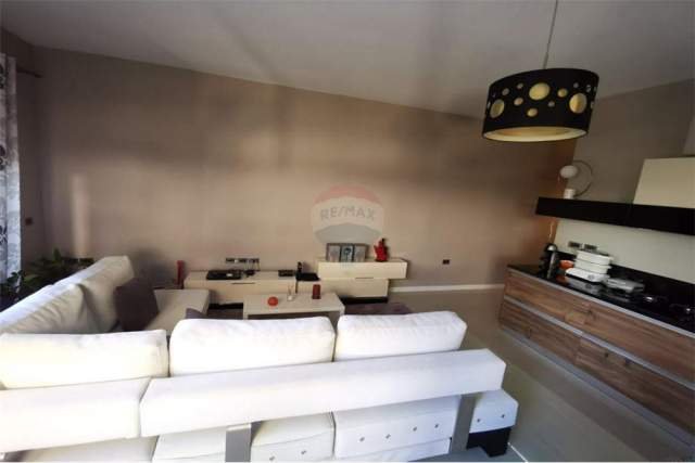 Tirane, jepet me qera apartament 2+1 Kati 2, 100 m² 500 Euro (kopshti botanik)