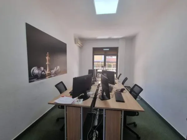 Tirane, jepet me qera zyre Kati 2, 200 m² 1.000 Euro (Rruga Fadil Rada, ATSH)