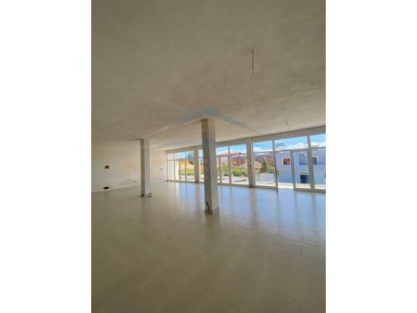 Durres, jepet me qera ambjent biznesi Kati 1, 188 m² 600 Euro (sukth)