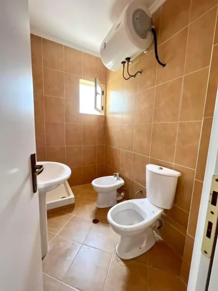 Tirane, shes apartament 2+1 137 m² 142.000 Euro (Te Fusha Aviacionit)