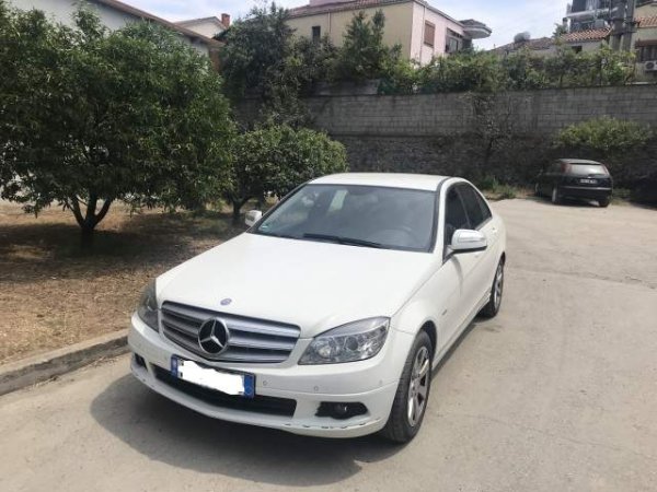 Tirane, shes makine Mercedes-Benz Viti 2007, 7.000 Euro