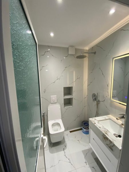 Tirane, jepet me qera ambjent biznesi Kati 2, 83 m² 600 € 