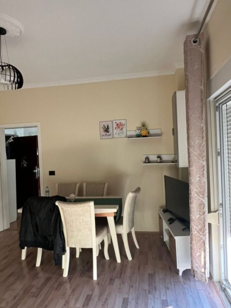 Tirane, jepet me qera apartament 1+1 Kati 2, 300 € 