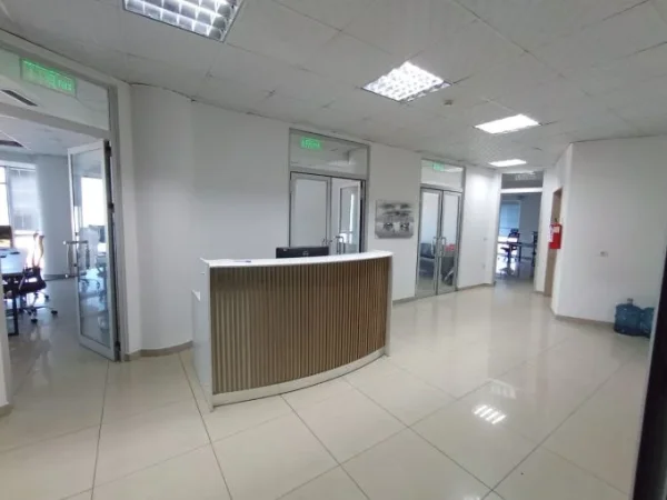 Tirane, jepet me qera ambjent biznesi Kati 10, 240 m² 2.500 € (selvia , rruga e dibres)