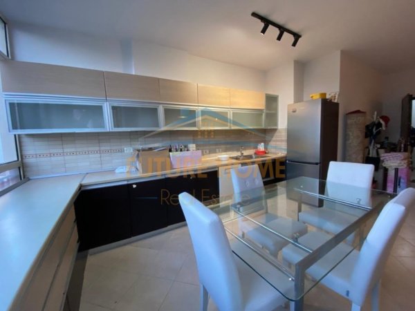 Tirane, jepet me qera apartament 2+1 Kati 2, 120 m² 950 € (Rruga Marko Bocari)