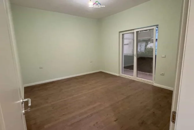 Tirane, jepet me qera Vile 3 Katshe Kati 1, 214 m² 1.100 €