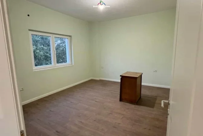 Tirane, jepet me qera Vile 3 Katshe Kati 1, 214 m² 1.100 €