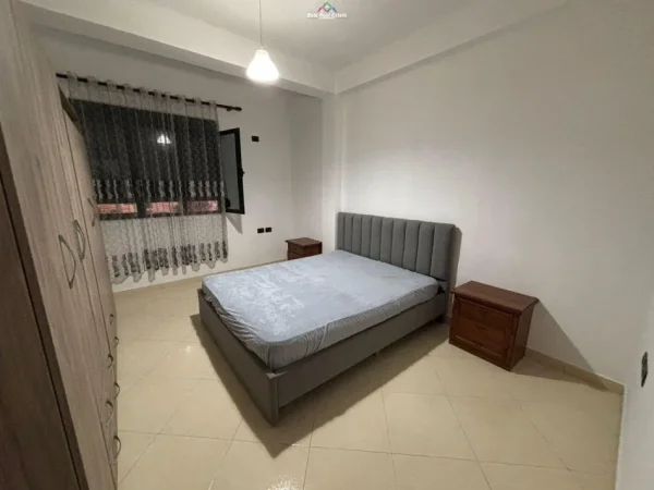 Tirane, jepet me qera Vile 2+1 Kati 3, 80 m² 500 € (rruga e dibres)
