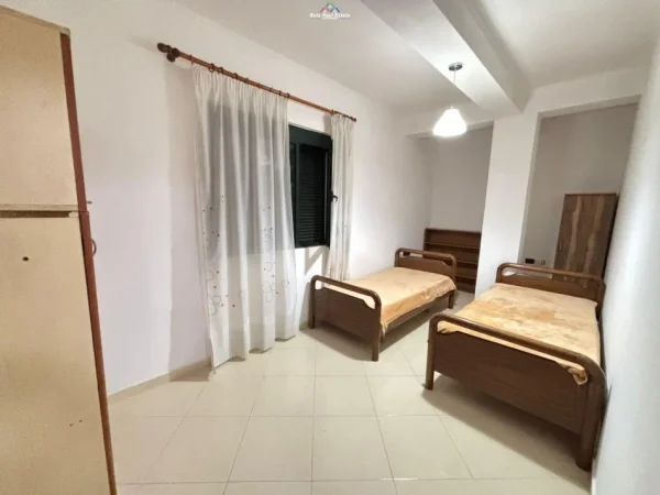 Tirane, jepet me qera Vile 2+1 Kati 3, 80 m² 500 € (rruga e dibres)