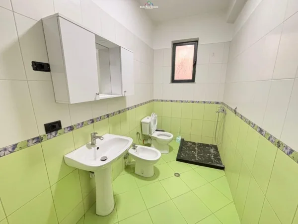 Tirane, jepet me qera Vile 2+1 Kati 3, 80 m² 500 € (rruga e dibres)