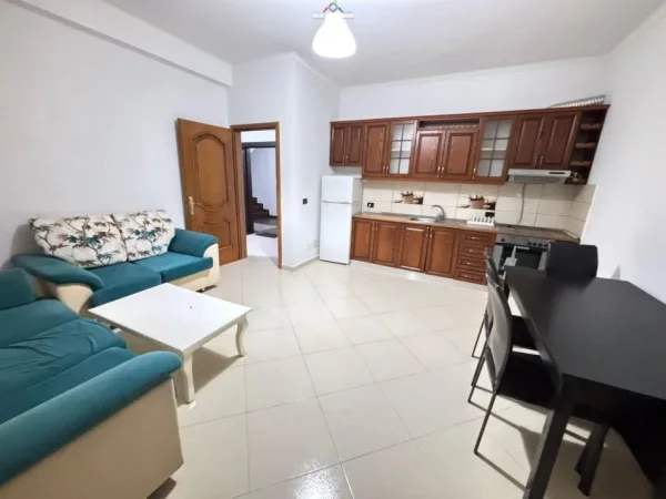 Tirane, jepet me qera Vile 2+1 Kati 3, 80 m² 500 € (rruga e dibres)