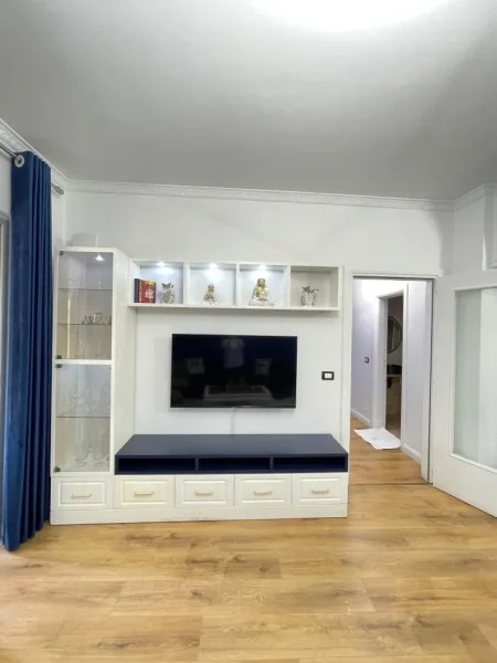 Tirane, jepet me qera apartament 1+1+Ballkon Kati 3, 70 m² (Rruga 4 Dëshmorët)