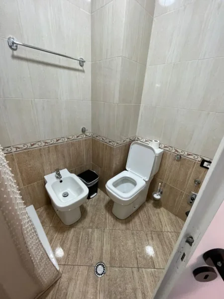 Tirane, jepet me qera apartament 1+1+Ballkon Kati 3, 70 m² (Rruga 4 Dëshmorët)