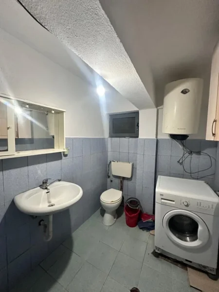 Tirane, jepet me qera apartament 1+1 , 50 m² 220 € (100 m nga rrethi Astirit)