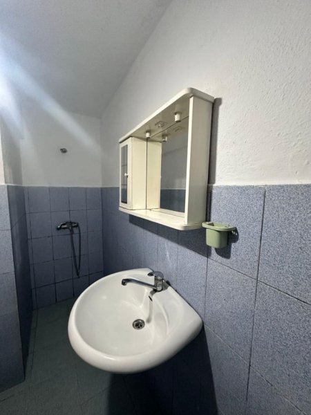 Tirane, jepet me qera apartament 1+1 , 50 m² 220 € (100 m nga rrethi Astirit)