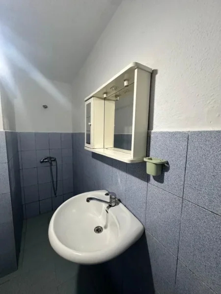 Tirane, jepet me qera apartament 1+1 , 50 m² 220 € (100 m nga rrethi Astirit)