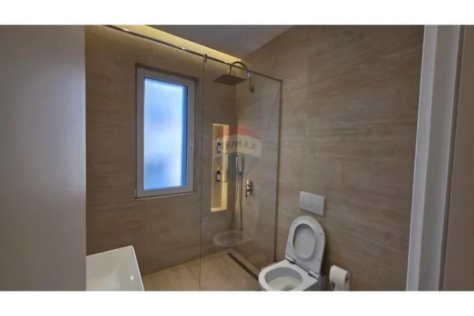 Tirane, jepet me qera apartament 1+1 Kati 4, 55 m² 700 € (Rruga e Barrikadave)