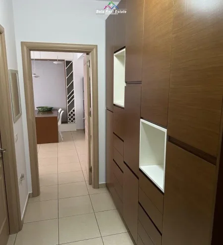 Tirane, jepet me qera apartament 1+1 Kati 4, 70 m² 700 € (Rruga 5 Maj)