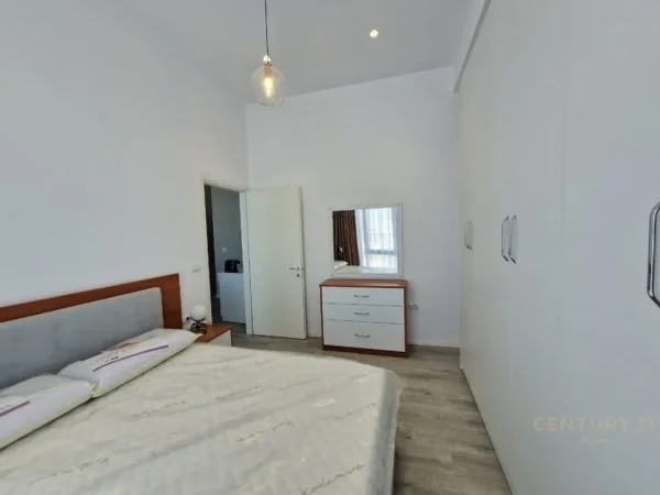 Tirane, jepet me qera apartament 1+1+Ballkon Kati 2, 65 m² 460 € (laprake pas spitalit ushtarak)