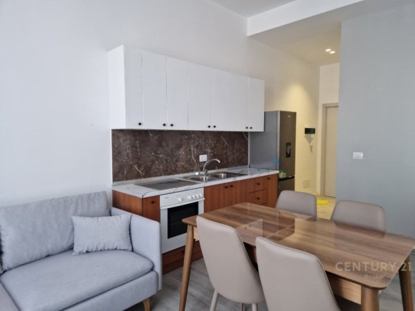 Tirane, jepet me qera apartament 1+1+Ballkon Kati 2, 65 m² 460 € (laprake pas spitalit ushtarak)