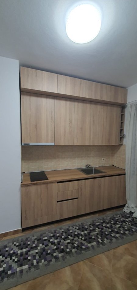 Tirane, jepet me qera apartament 1+1+Ballkon Kati 5, 65 m² 600 € (Komuna e parisit)