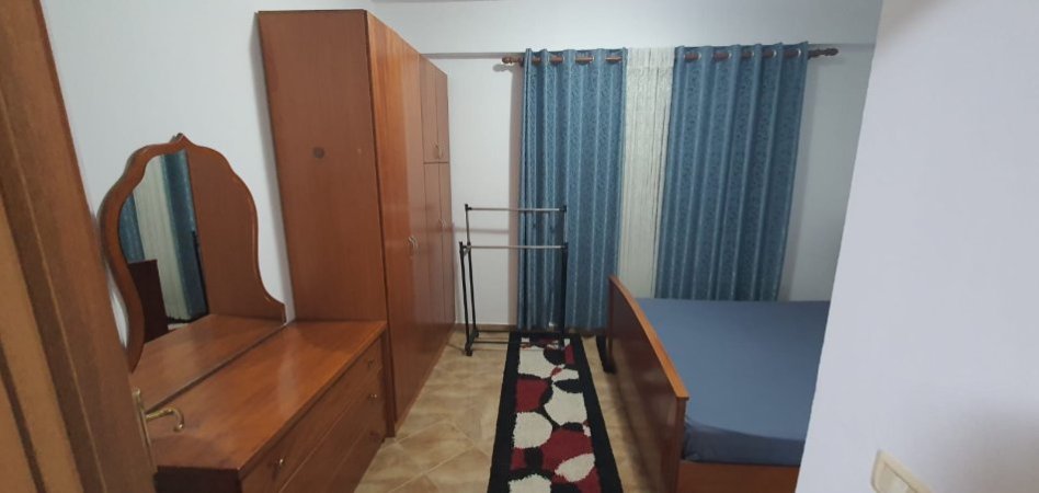 Tirane, jepet me qera apartament 1+1+Ballkon Kati 5, 65 m² 600 € (Komuna e parisit)