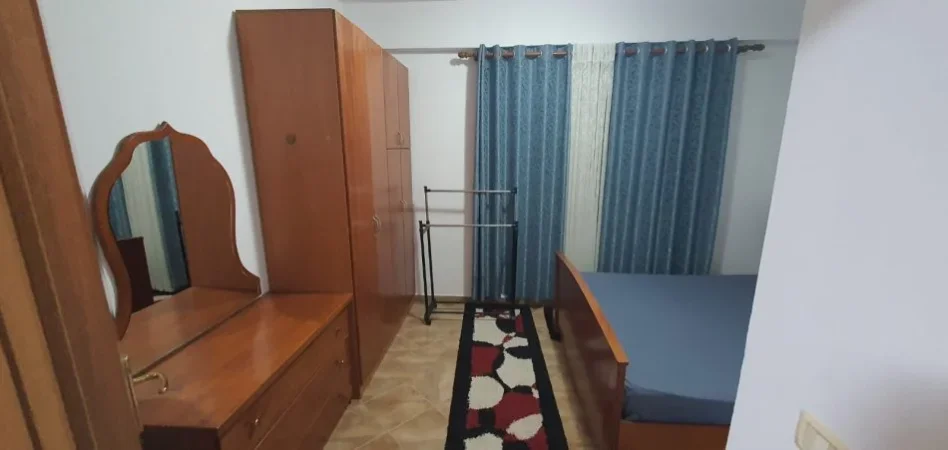 Tirane, jepet me qera apartament 1+1+Ballkon Kati 5, 65 m² 600 € (Komuna e parisit)