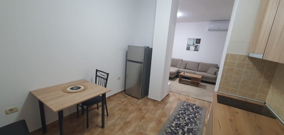 Tirane, jepet me qera apartament 1+1+Ballkon Kati 5, 65 m² 600 € (Komuna e parisit)