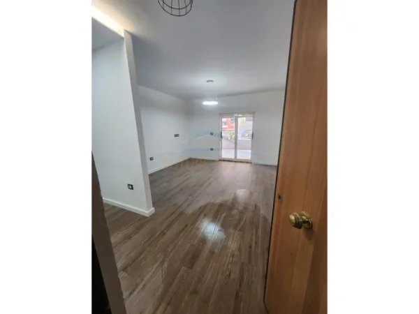 Tirane, shitet apartament 1+1+Ballkon Kati 1, 66 m² 190.000 € (KOMUNA E PARISIT)