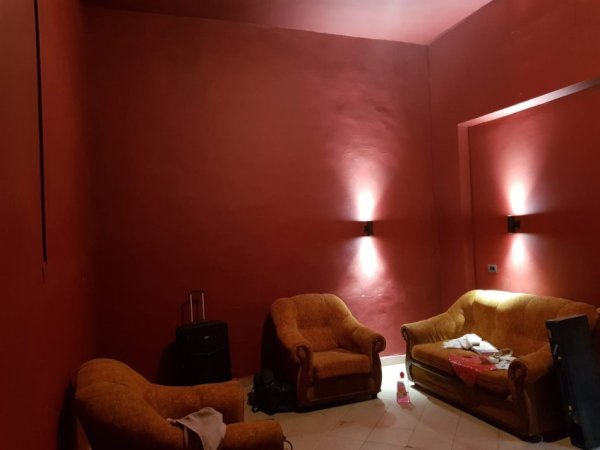 Tirane, jepet me qera magazine Kati 0, 70 m² 450 € (Shkolla e bashkuar)