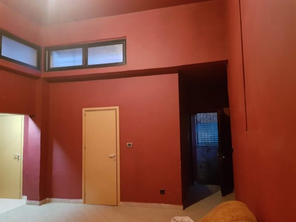 Tirane, jepet me qera magazine Kati 0, 70 m² 450 € (Shkolla e bashkuar)