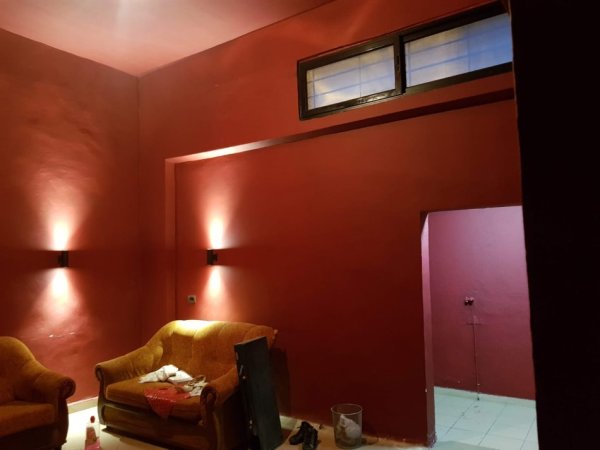 Tirane, jepet me qera magazine Kati 0, 70 m² 450 € (Shkolla e bashkuar)