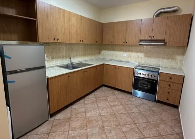 Tirane, jepet me qera ambjent biznesi Kati 4, 118 m² 700 € (komuna e parisit)