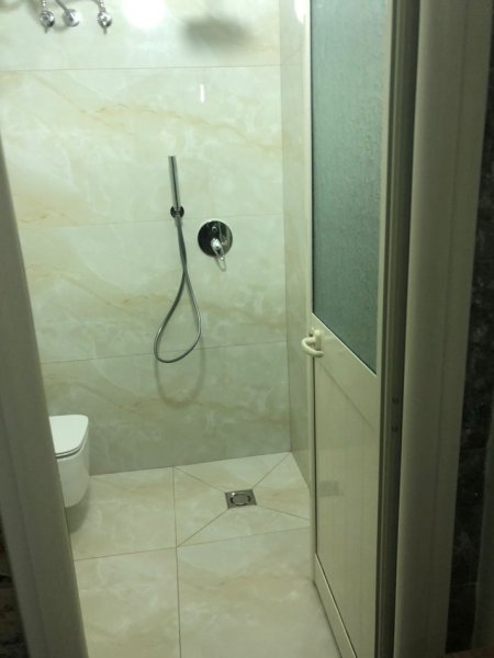 Tirane, jepet me qera apartament 1+1+Ballkon Kati 4, 70 m² 400 € (Rr 5-Maj)