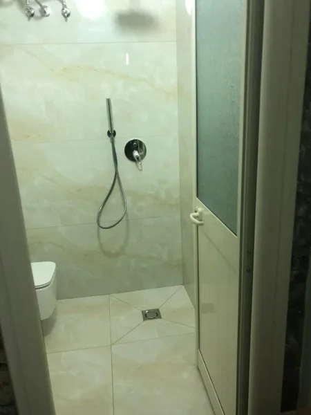 Tirane, jepet me qera apartament 1+1+Ballkon Kati 4, 70 m² 400 € (Rr 5-Maj)