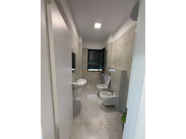 Tirane, shitet apartament 1+1+Ballkon Kati 2, 77 m² 198.000 € (Rruga Qemal Stafa)
