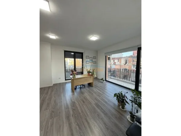 Tirane, shitet apartament 1+1+Ballkon Kati 2, 77 m² 198.000 € (Rruga Qemal Stafa)
