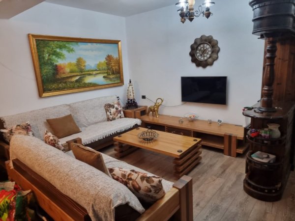 Tirane, jepet me qera shtepi 1+1+Ballkon Kati 0, 56 m² 350 € (ne rrugen Vangjel Capo Tirane.)
