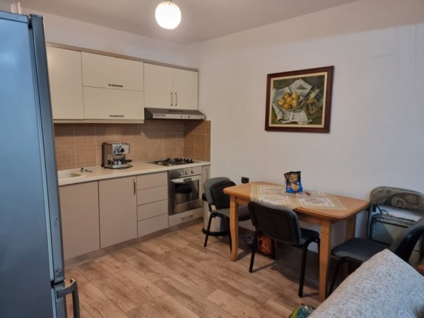 Tirane, jepet me qera shtepi 1+1+Ballkon Kati 0, 56 m² 350 € (ne rrugen Vangjel Capo Tirane.)