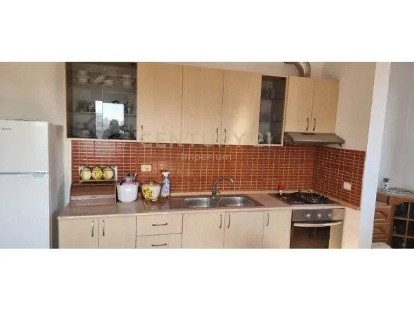 Tirane, jepet me qera apartament 1+1+Ballkon Kati 6, 76 m² 400 € (yzberisht)