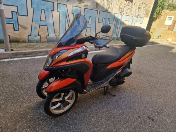 Tirane, shes Yamaha tricity 124 cc , e kuqe 35.000 km 2.800 €