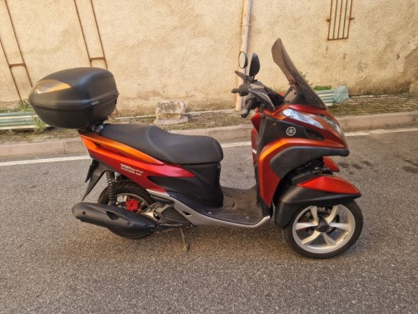 Tirane, shes Yamaha tricity 124 cc , e kuqe 35.000 km 2.800 €