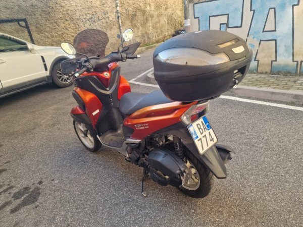 Tirane, shes Yamaha tricity 124 cc , e kuqe 35.000 km 2.800 €