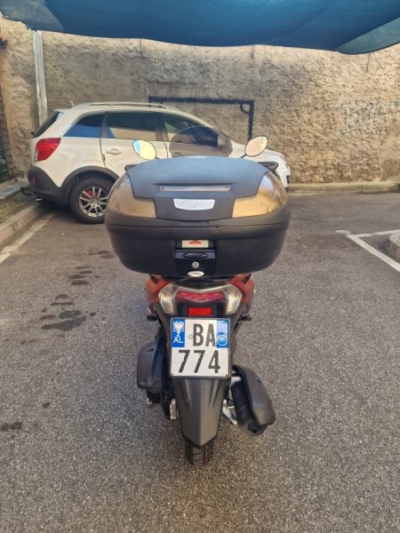 Tirane, shes Yamaha tricity 124 cc , e kuqe 35.000 km 2.800 €