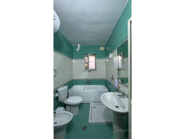 Tirane, jepet me qera apartament 2+1+Ballkon , 86 m² 650 € (rruga fortuzi)