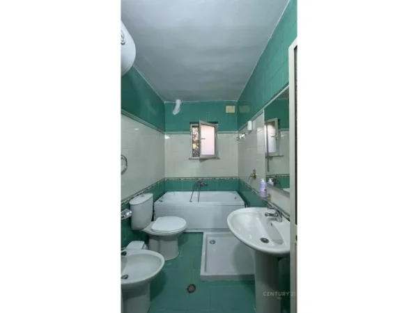 Tirane, jepet me qera apartament 2+1+Ballkon , 86 m² 650 € (rruga fortuzi)