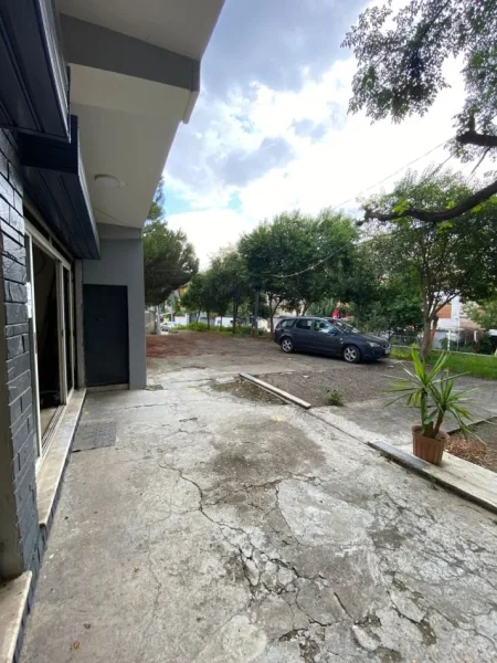 Elbasan, jepet me qera ambjent biznesi Kati 0, 70 m² 250 € (Prane Universiteti ALEKSANDER XHUVANI)